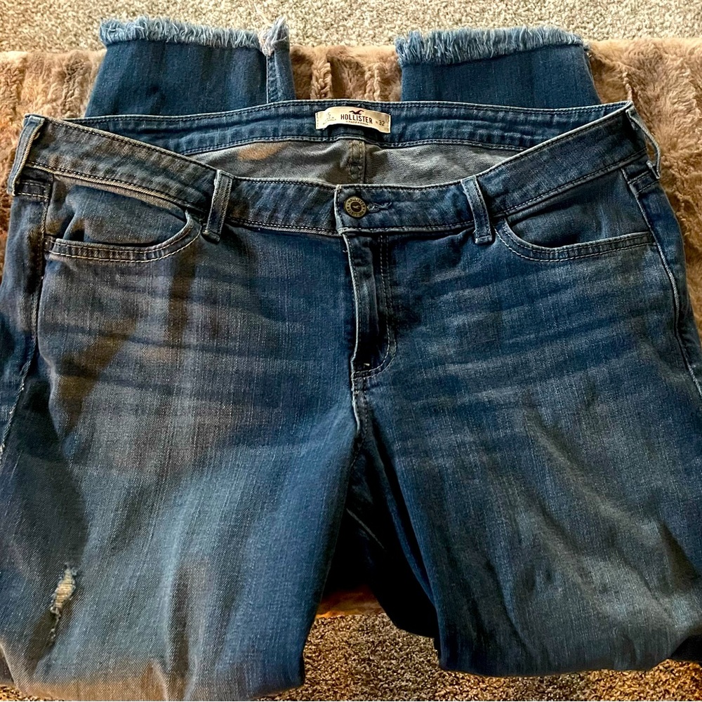 Hollister brand new with out tags. Junior size 15/32 crop jeans